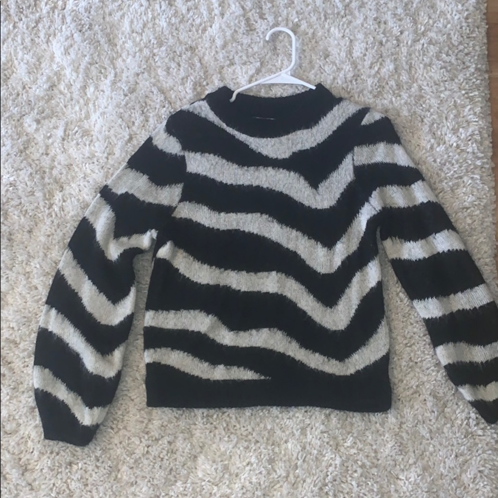 Super cute over sized sweater!!!🤍